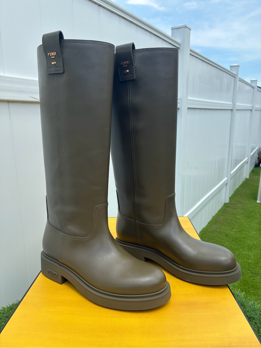 FENDI FILO DARK GREEN SMOOTH LEATHER LOW HEEL GOLD LOGO KNEE-HIGH BOOTS SZ 40.5